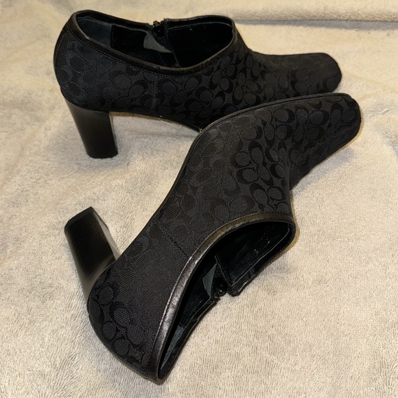 Coach *Rare* Vintage A3971 Daphne Block Heel Logo Bootie in Black/Black size 7B - Picture 2 of 16